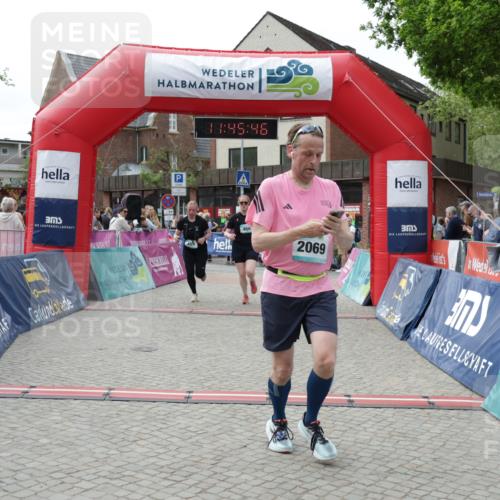 10.05.2026 - 8. Wedeler Halbmarathon Yannick Fuchs http://msf.ph/oto/9731478 10.05.2026 11:45:44 Ziel 367, 370, 459, 460, 2069 meine-sportfotos.de