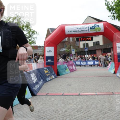 10.05.2026 - 8. Wedeler Halbmarathon Yannick Fuchs http://msf.ph/oto/9731548 10.05.2026 11:45:47 Ziel 443, 459, 460, 2069 meine-sportfotos.de