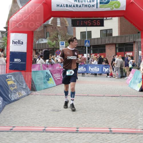 10.05.2026 - 8. Wedeler Halbmarathon Yannick Fuchs http://msf.ph/oto/9731631 10.05.2026 11:45:54 Ziel 443, 725, 759, 2120 meine-sportfotos.de