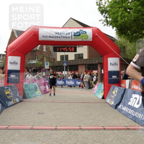 10.05.2026 - 8. Wedeler Halbmarathon Yannick Fuchs http://msf.ph/oto/9731670 10.05.2026 11:45:56 Ziel 443, 725, 759, 2120 meine-sportfotos.de