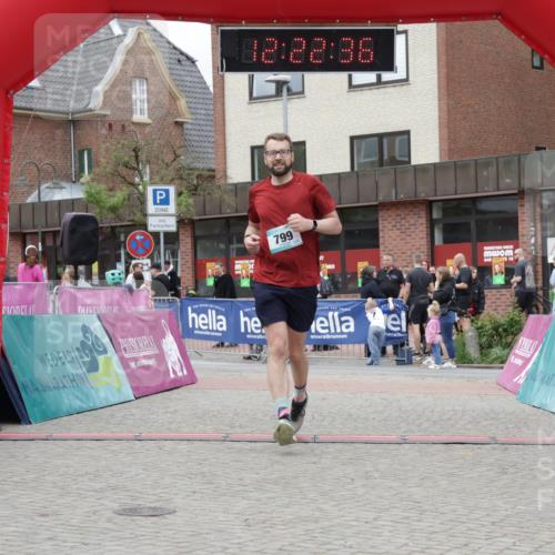 10.05.2026 - 8. Wedeler Halbmarathon Yannick Fuchs http://msf.ph/oto/9732015 10.05.2026 12:22:34 Ziel 799 meine-sportfotos.de