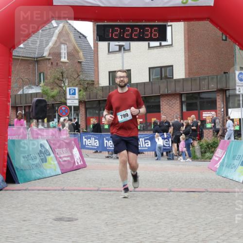 10.05.2026 - 8. Wedeler Halbmarathon Yannick Fuchs http://msf.ph/oto/9732019 10.05.2026 12:22:34 Ziel 799 meine-sportfotos.de