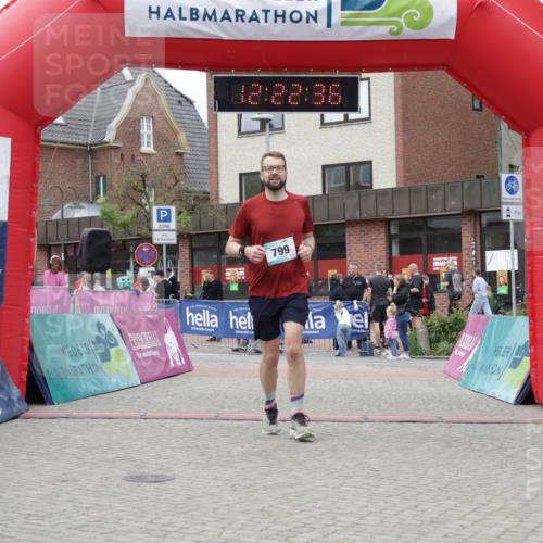 10.05.2026 - 8. Wedeler Halbmarathon Yannick Fuchs http://msf.ph/oto/9732025 10.05.2026 12:22:34 Ziel 799 meine-sportfotos.de