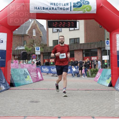 10.05.2026 - 8. Wedeler Halbmarathon Yannick Fuchs http://msf.ph/oto/9732030 10.05.2026 12:22:35 Ziel 799 meine-sportfotos.de