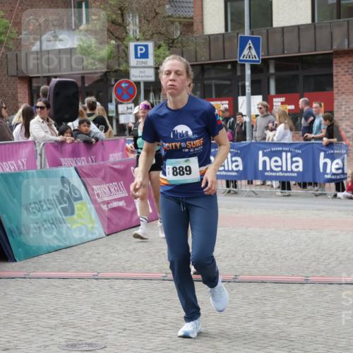 10.05.2026 - 8. Wedeler Halbmarathon Yannick Fuchs http://msf.ph/oto/9732175 10.05.2026 11:46:27 Ziel 158, 605, 740 meine-sportfotos.de