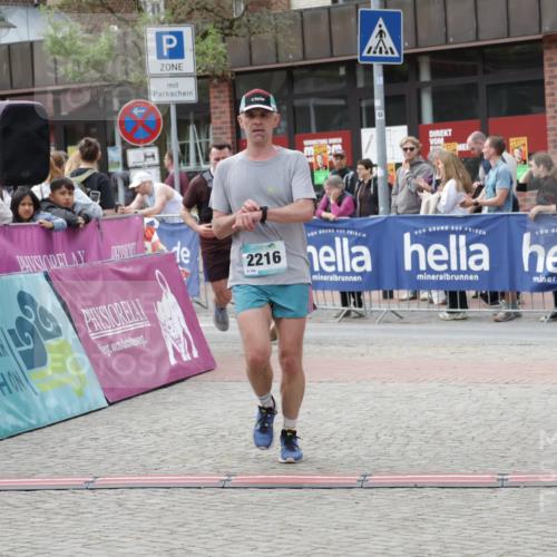 10.05.2026 - 8. Wedeler Halbmarathon Yannick Fuchs http://msf.ph/oto/9732259 10.05.2026 11:46:37 Ziel 719, 721, 2216 meine-sportfotos.de