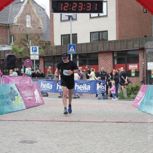 10.05.2026 - 8. Wedeler Halbmarathon Yannick Fuchs http://msf.ph/oto/9732273 10.05.2026 12:23:29 Ziel 1000 meine-sportfotos.de