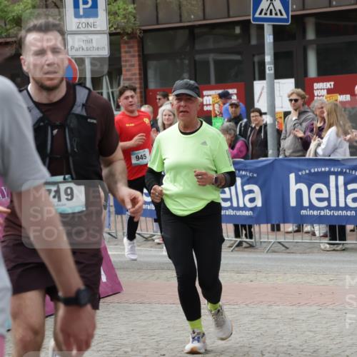 10.05.2026 - 8. Wedeler Halbmarathon Yannick Fuchs http://msf.ph/oto/9732302 10.05.2026 11:46:40 Ziel 719, 721, 945, 954, 2216 meine-sportfotos.de