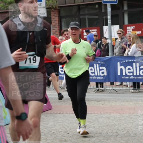 10.05.2026 - 8. Wedeler Halbmarathon Yannick Fuchs http://msf.ph/oto/9732307 10.05.2026 11:46:40 Ziel 719, 721, 945, 954, 2216 meine-sportfotos.de