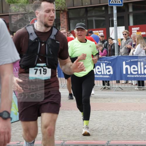 10.05.2026 - 8. Wedeler Halbmarathon Yannick Fuchs http://msf.ph/oto/9732312 10.05.2026 11:46:40 Ziel 719, 721, 945, 954, 2216 meine-sportfotos.de