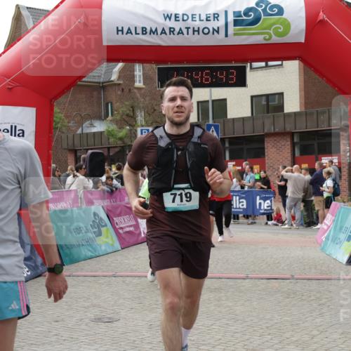 10.05.2026 - 8. Wedeler Halbmarathon Yannick Fuchs http://msf.ph/oto/9732316 10.05.2026 11:46:41 Ziel 719, 721, 945, 954, 2216 meine-sportfotos.de