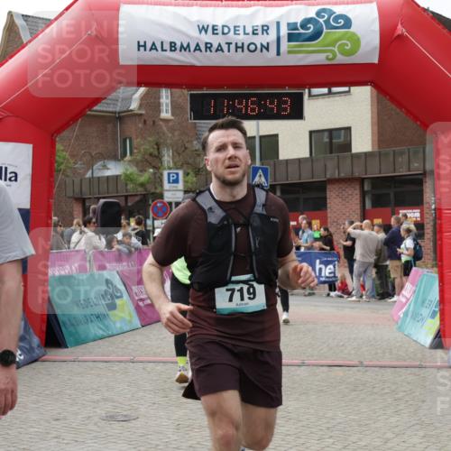 10.05.2026 - 8. Wedeler Halbmarathon Yannick Fuchs http://msf.ph/oto/9732322 10.05.2026 11:46:41 Ziel 719, 721, 945, 954, 2216 meine-sportfotos.de