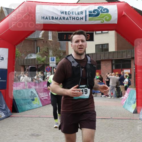 10.05.2026 - 8. Wedeler Halbmarathon Yannick Fuchs http://msf.ph/oto/9732328 10.05.2026 11:46:41 Ziel 719, 721, 945, 954, 2216 meine-sportfotos.de