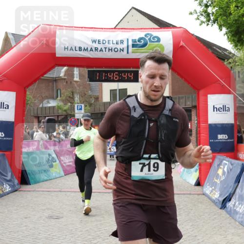 10.05.2026 - 8. Wedeler Halbmarathon Yannick Fuchs http://msf.ph/oto/9732337 10.05.2026 11:46:42 Ziel 719, 721, 831, 945, 954, 2216 meine-sportfotos.de