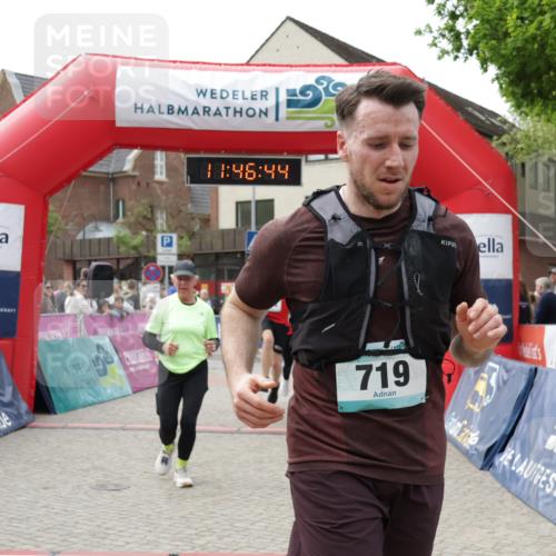 10.05.2026 - 8. Wedeler Halbmarathon Yannick Fuchs http://msf.ph/oto/9732341 10.05.2026 11:46:42 Ziel 719, 721, 831, 945, 954, 2216 meine-sportfotos.de