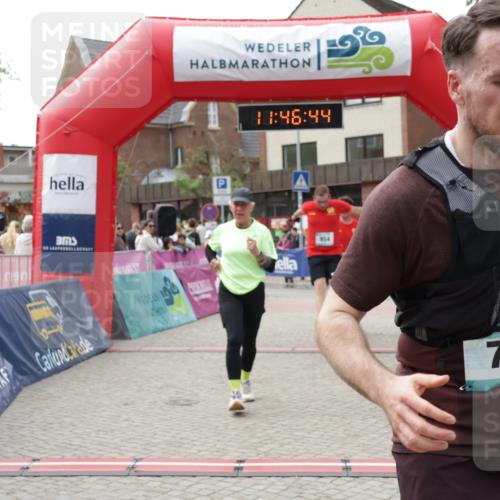 10.05.2026 - 8. Wedeler Halbmarathon Yannick Fuchs http://msf.ph/oto/9732345 10.05.2026 11:46:42 Ziel 719, 721, 831, 945, 954, 2216 meine-sportfotos.de