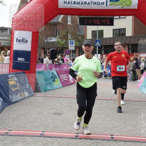 10.05.2026 - 8. Wedeler Halbmarathon Yannick Fuchs http://msf.ph/oto/9732354 10.05.2026 11:46:43 Ziel 719, 721, 831, 945, 954, 2216 meine-sportfotos.de