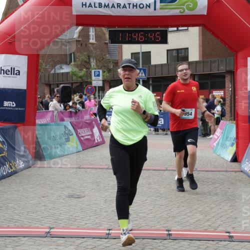 10.05.2026 - 8. Wedeler Halbmarathon Yannick Fuchs http://msf.ph/oto/9732359 10.05.2026 11:46:43 Ziel 719, 721, 831, 945, 954, 2216 meine-sportfotos.de