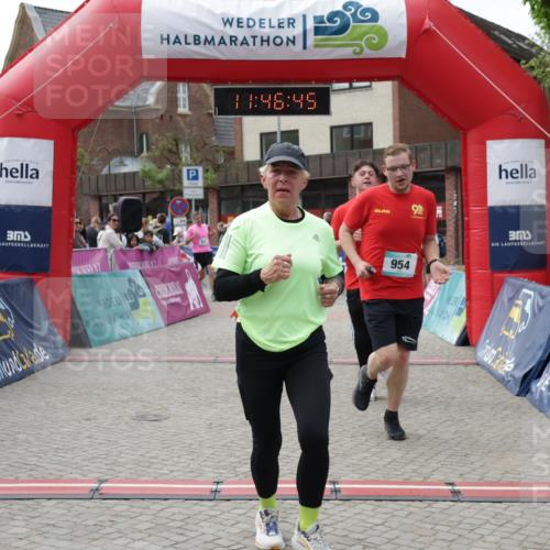 10.05.2026 - 8. Wedeler Halbmarathon Yannick Fuchs http://msf.ph/oto/9732368 10.05.2026 11:46:43 Ziel 719, 721, 831, 945, 954, 2216 meine-sportfotos.de
