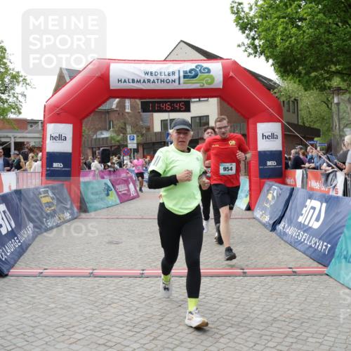 10.05.2026 - 8. Wedeler Halbmarathon Yannick Fuchs http://msf.ph/oto/9732374 10.05.2026 11:46:43 Ziel 719, 721, 831, 945, 954, 2216 meine-sportfotos.de