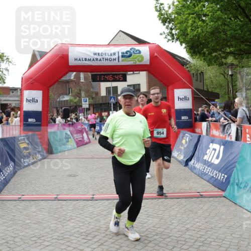 10.05.2026 - 8. Wedeler Halbmarathon Yannick Fuchs http://msf.ph/oto/9732379 10.05.2026 11:46:44 Ziel 719, 721, 831, 945, 954 meine-sportfotos.de