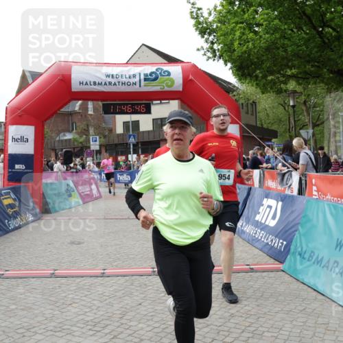 10.05.2026 - 8. Wedeler Halbmarathon Yannick Fuchs http://msf.ph/oto/9732383 10.05.2026 11:46:44 Ziel 719, 721, 831, 945, 954 meine-sportfotos.de
