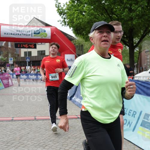 10.05.2026 - 8. Wedeler Halbmarathon Yannick Fuchs http://msf.ph/oto/9732396 10.05.2026 11:46:45 Ziel 719, 721, 831, 945, 954 meine-sportfotos.de
