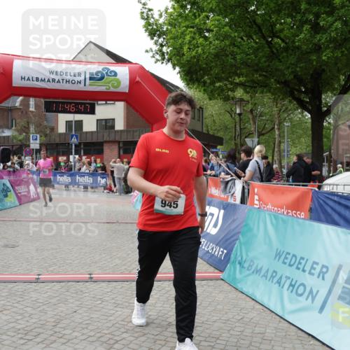 10.05.2026 - 8. Wedeler Halbmarathon Yannick Fuchs http://msf.ph/oto/9732406 10.05.2026 11:46:45 Ziel 719, 721, 831, 945, 954 meine-sportfotos.de