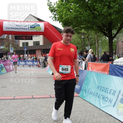 10.05.2026 - 8. Wedeler Halbmarathon Yannick Fuchs http://msf.ph/oto/9732412 10.05.2026 11:46:45 Ziel 719, 721, 831, 945, 954 meine-sportfotos.de
