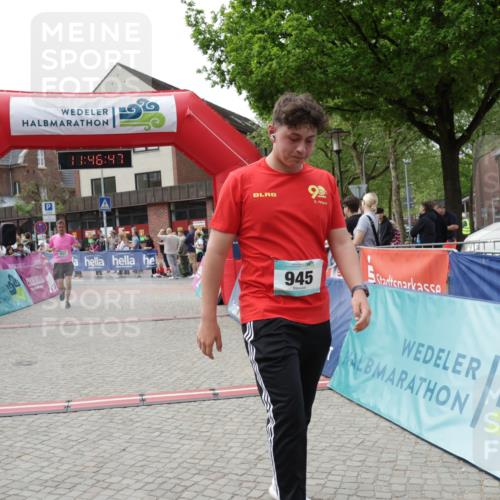 10.05.2026 - 8. Wedeler Halbmarathon Yannick Fuchs http://msf.ph/oto/9732419 10.05.2026 11:46:45 Ziel 719, 721, 831, 945, 954 meine-sportfotos.de