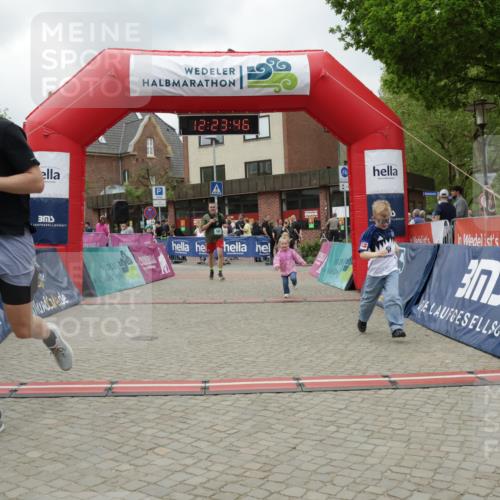10.05.2026 - 8. Wedeler Halbmarathon Yannick Fuchs http://msf.ph/oto/9732423 10.05.2026 12:23:44 Ziel 181, 449 meine-sportfotos.de