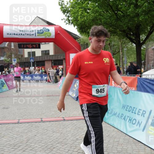 10.05.2026 - 8. Wedeler Halbmarathon Yannick Fuchs http://msf.ph/oto/9732424 10.05.2026 11:46:46 Ziel 721, 831, 914, 945, 954 meine-sportfotos.de