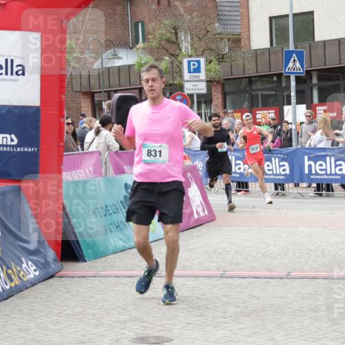 10.05.2026 - 8. Wedeler Halbmarathon Yannick Fuchs http://msf.ph/oto/9732446 10.05.2026 11:46:47 Ziel 721, 831, 914, 945, 954, 2237 meine-sportfotos.de