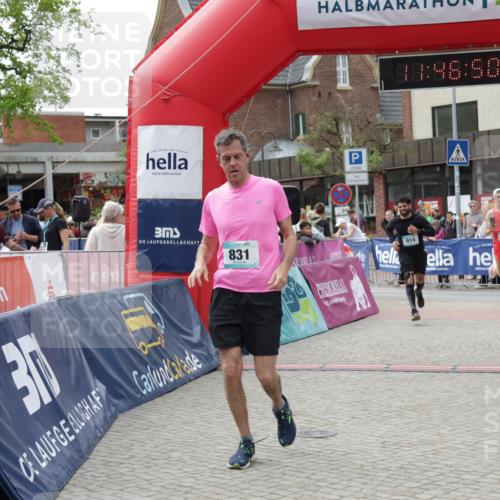 10.05.2026 - 8. Wedeler Halbmarathon Yannick Fuchs http://msf.ph/oto/9732472 10.05.2026 11:46:48 Ziel 831, 914, 945, 954, 2237 meine-sportfotos.de