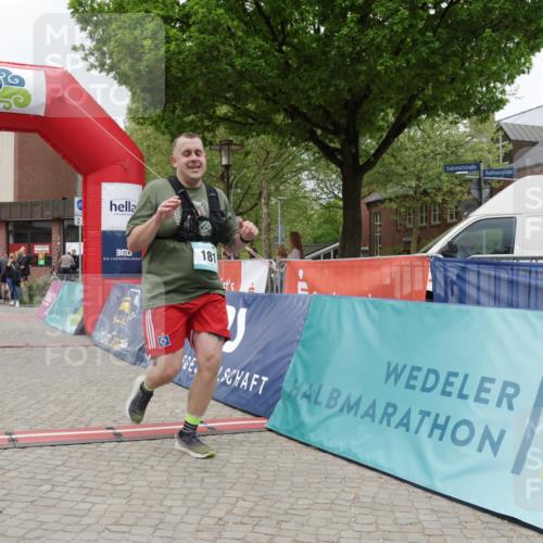 10.05.2026 - 8. Wedeler Halbmarathon Yannick Fuchs http://msf.ph/oto/9732517 10.05.2026 12:23:48 Ziel 181, 449 meine-sportfotos.de