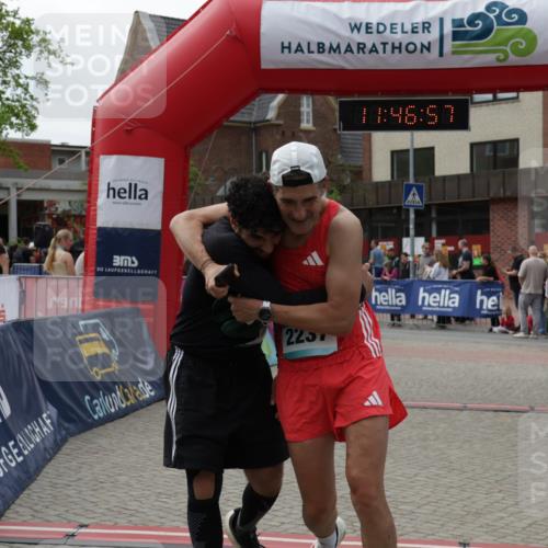 10.05.2026 - 8. Wedeler Halbmarathon Yannick Fuchs http://msf.ph/oto/9732606 10.05.2026 11:46:55 Ziel 761, 914, 2237 meine-sportfotos.de