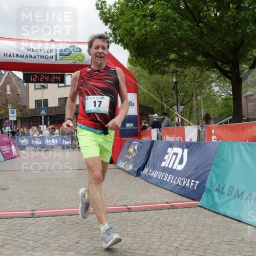 10.05.2026 - 8. Wedeler Halbmarathon Yannick Fuchs http://msf.ph/oto/9732632 10.05.2026 12:24:22 Ziel 17 meine-sportfotos.de