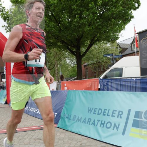 10.05.2026 - 8. Wedeler Halbmarathon Yannick Fuchs http://msf.ph/oto/9732637 10.05.2026 12:24:23 Ziel 17 meine-sportfotos.de