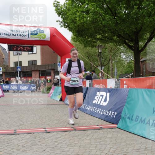 10.05.2026 - 8. Wedeler Halbmarathon Yannick Fuchs http://msf.ph/oto/9732657 10.05.2026 12:25:02 Ziel 2024 meine-sportfotos.de