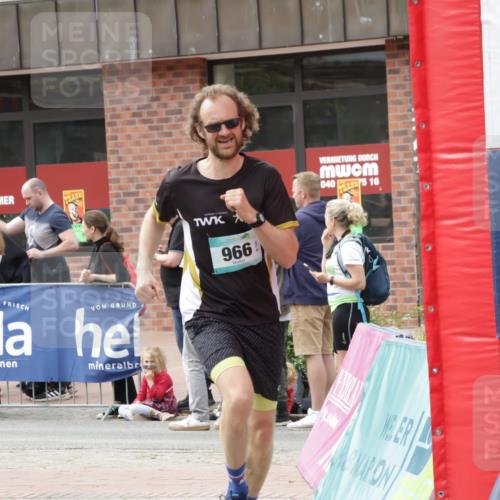 10.05.2026 - 8. Wedeler Halbmarathon Yannick Fuchs http://msf.ph/oto/9732687 10.05.2026 11:47:08 Ziel 853, 966 meine-sportfotos.de