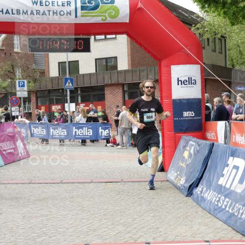 10.05.2026 - 8. Wedeler Halbmarathon Yannick Fuchs http://msf.ph/oto/9732695 10.05.2026 11:47:09 Ziel 853, 966 meine-sportfotos.de