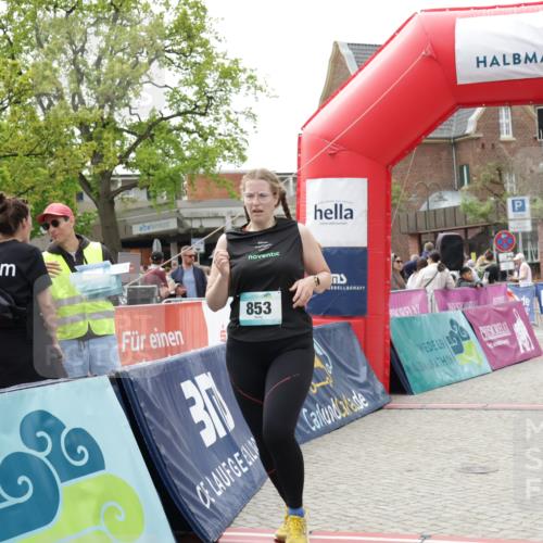 10.05.2026 - 8. Wedeler Halbmarathon Yannick Fuchs http://msf.ph/oto/9732703 10.05.2026 11:47:10 Ziel 853, 966 meine-sportfotos.de
