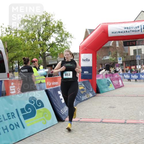 10.05.2026 - 8. Wedeler Halbmarathon Yannick Fuchs http://msf.ph/oto/9732705 10.05.2026 11:47:10 Ziel 853, 966 meine-sportfotos.de
