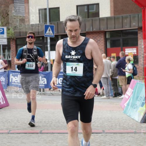 10.05.2026 - 8. Wedeler Halbmarathon Yannick Fuchs http://msf.ph/oto/9732750 10.05.2026 11:47:18 Ziel 14, 332, 2094 meine-sportfotos.de