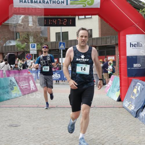10.05.2026 - 8. Wedeler Halbmarathon Yannick Fuchs http://msf.ph/oto/9732756 10.05.2026 11:47:19 Ziel 14, 332, 2094 meine-sportfotos.de
