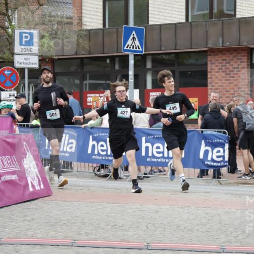 10.05.2026 - 8. Wedeler Halbmarathon Yannick Fuchs http://msf.ph/oto/9732757 10.05.2026 12:25:23 Ziel 427, 445, 501 meine-sportfotos.de