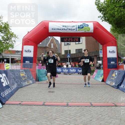 10.05.2026 - 8. Wedeler Halbmarathon Yannick Fuchs http://msf.ph/oto/9732793 10.05.2026 12:25:26 Ziel 427, 445, 501 meine-sportfotos.de