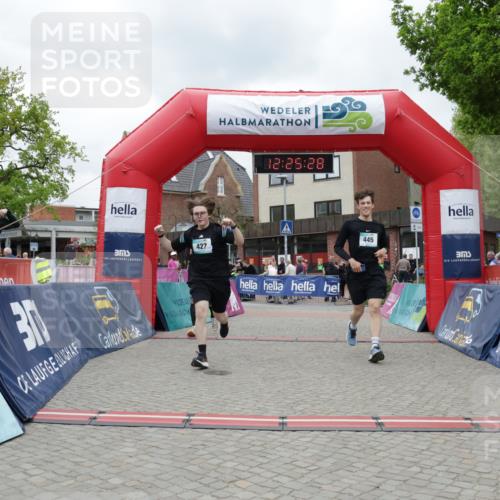 10.05.2026 - 8. Wedeler Halbmarathon Yannick Fuchs http://msf.ph/oto/9732795 10.05.2026 12:25:26 Ziel 427, 445, 501 meine-sportfotos.de