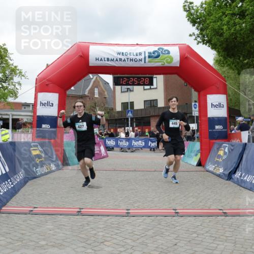 10.05.2026 - 8. Wedeler Halbmarathon Yannick Fuchs http://msf.ph/oto/9732797 10.05.2026 12:25:26 Ziel 427, 445, 501 meine-sportfotos.de