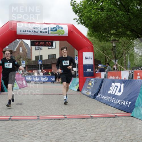 10.05.2026 - 8. Wedeler Halbmarathon Yannick Fuchs http://msf.ph/oto/9732799 10.05.2026 12:25:26 Ziel 427, 445, 501 meine-sportfotos.de